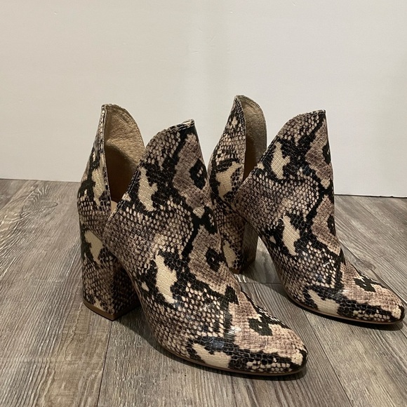 Shoes - Steve Madden ankle boots sneak woman’s 6.5